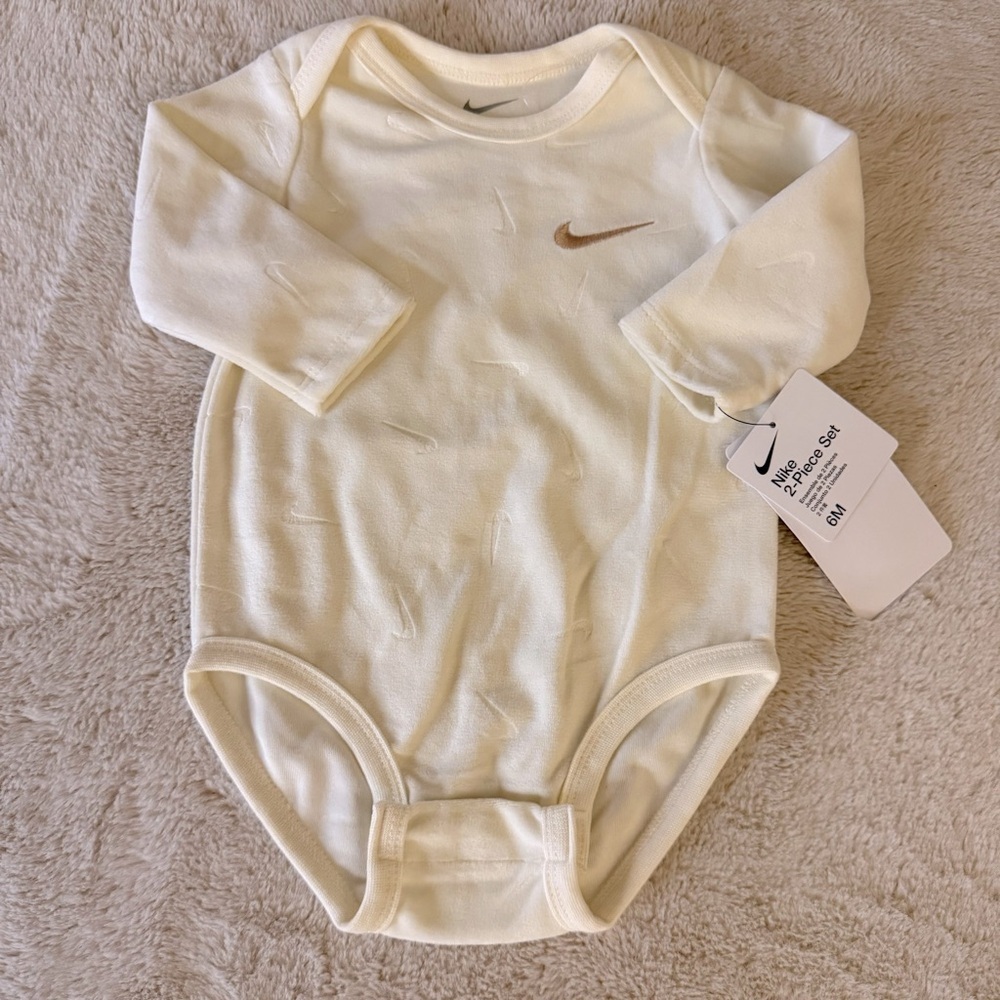 NWT Nike soft velour embossed two piece pale ivory set size 6 months - Picture 2 of 6